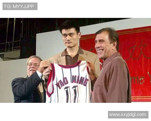 姚明高挑身姿挑战极限完美挂篮框瞬间定格篮球传奇之美