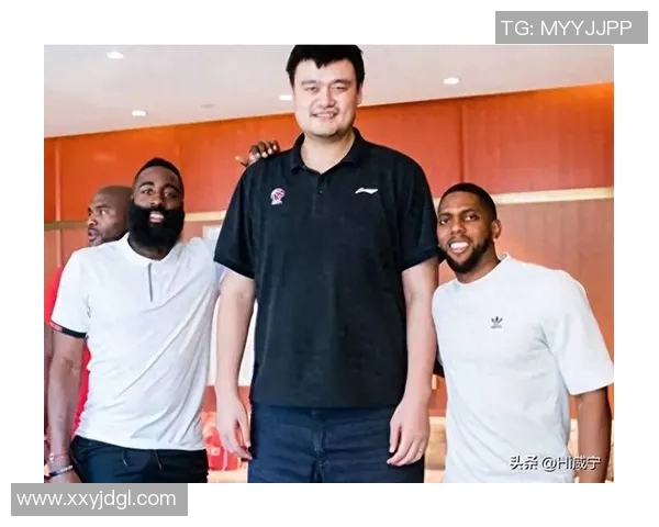 姚明重返勇士主场回忆往昔篮球岁月与球迷共庆传奇时刻 姚明重返勇士主场回忆往昔篮球岁月与球迷共庆传奇时刻