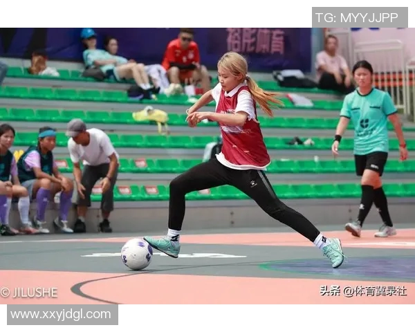 街头足球明星与粉丝亲密互动瞬间捕捉展现魅力与热情